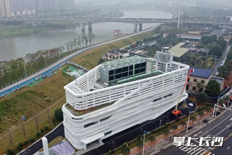 目前馬欄山北區(qū)智慧能源站項(xiàng)目站房建設(shè)和設(shè)備安裝已完工正處于管道試壓設(shè)備調(diào)試等收尾階段均為長沙晚報(bào)全媒體記者王志偉攝
